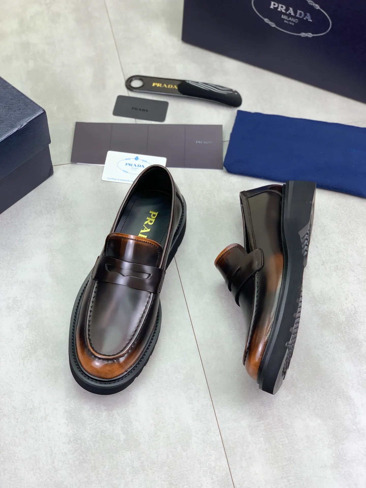 Factory price P880💰Original quality, top version🔱 ＰＲＡＤＡPrada. Men’s business casual leather shoes, top quality products. 1:1 shipment⬆️Luxurious and noble👞All imported original color-brushed edge beads, just to create a more comfortable wearing experience. Upper: Original comfortable open-edge bead rubbed color calfskin➕Top imported water-dyed full cow lining, original high-end lightweight and comfortable TPU foam combination bottom✔️Code number: 39-44 (38 45) 46 47 can be customized)